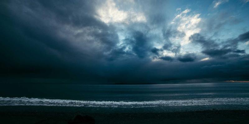 从Clos到可编程芯片:数据中心网络架构演进深度解析与运维实战指南